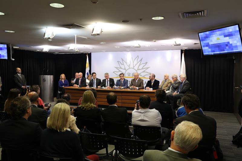 Uruguay y UPM sellan un primer acuerdo para una gigantesca planta de celulosa